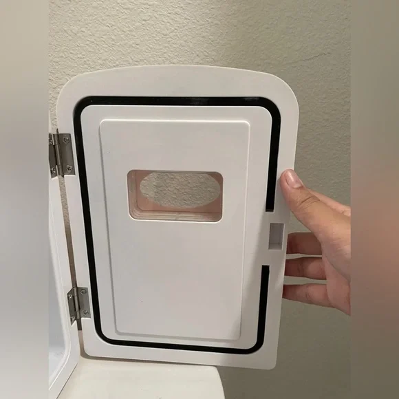 PINK FRIGIDAIRE RETRO MINI FRIDGE + PLUG - Picture 5 of 11